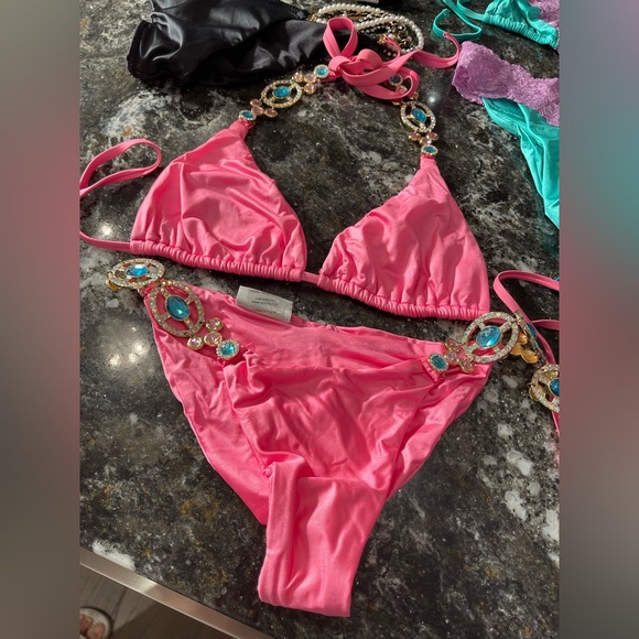 New with or without tags beach bunnies XL or L sizes have two small sets - Picture 14 of 17